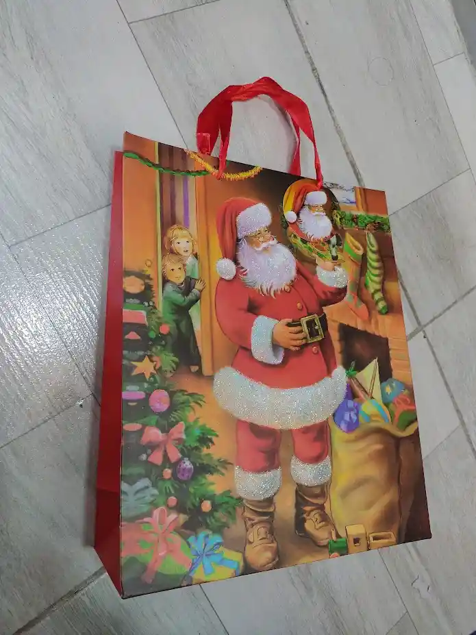 Bolsa De Regalo Navidad Papa Noel En Sala De Casa Mediana 32 Cm X 25 Cm