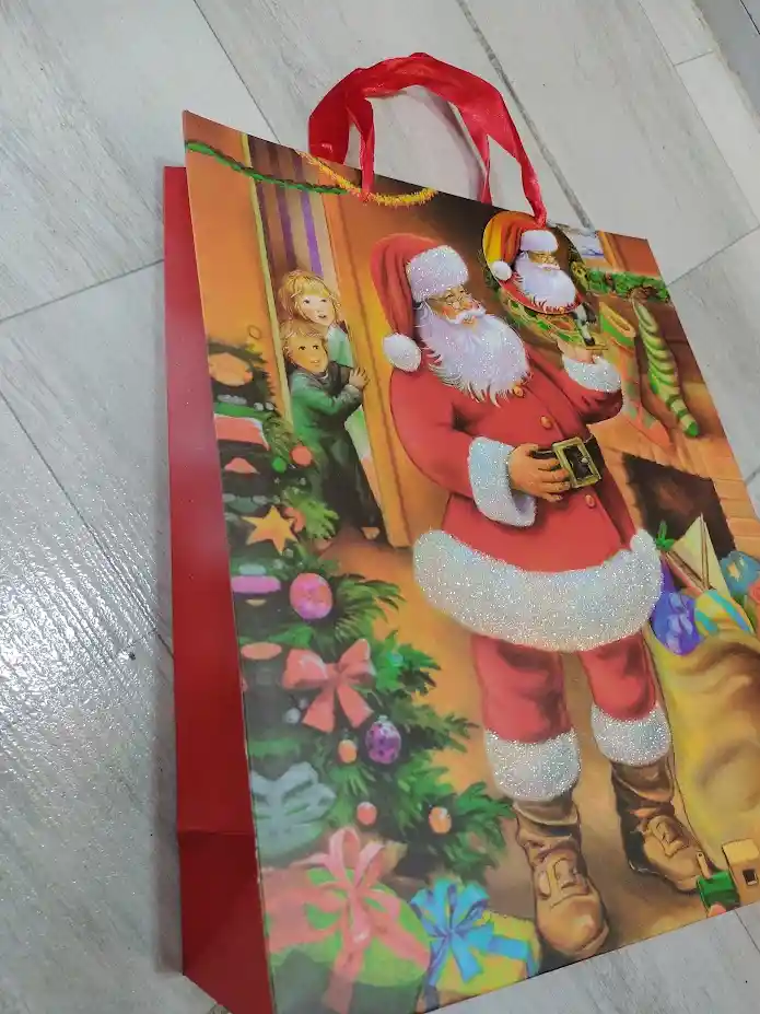 Bolsa De Regalo Navidad Papa Noel En Sala De Casa Mediana 32 Cm X 25 Cm