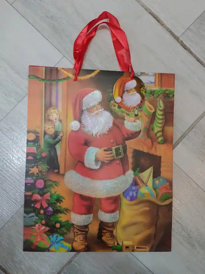 Bolsa De Regalo Navidad Papa Noel En Sala De Casa Mediana 32 Cm X 25 Cm