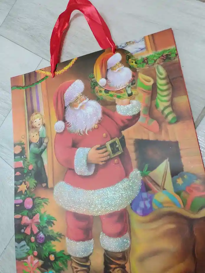 Bolsa De Regalo Navidad Papa Noel En Sala De Casa Mediana 32 Cm X 25 Cm