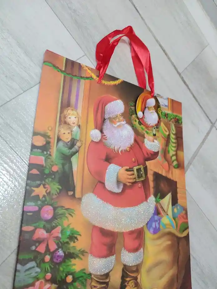 Bolsa De Regalo Navidad Papa Noel En Sala De Casa Mediana 32 Cm X 25 Cm