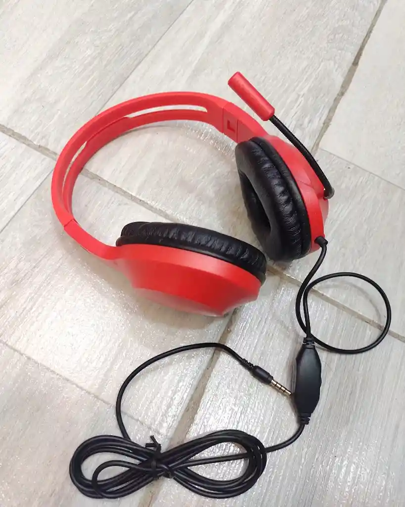 Audifonos Diadema Con Cable Gaming Con Microfono Color Rojo Gm2001