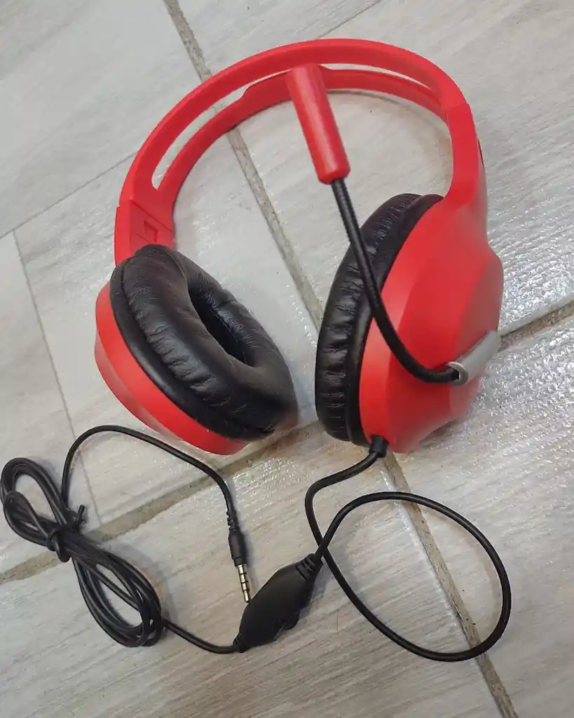 Audifonos Diadema Con Cable Gaming Con Microfono Color Rojo Gm2001