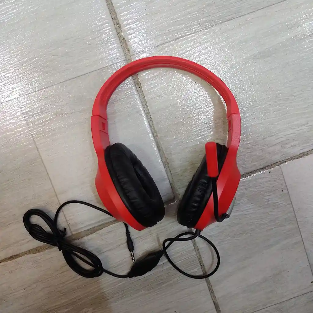 Audifonos Diadema Con Cable Gaming Con Microfono Color Rojo Gm2001
