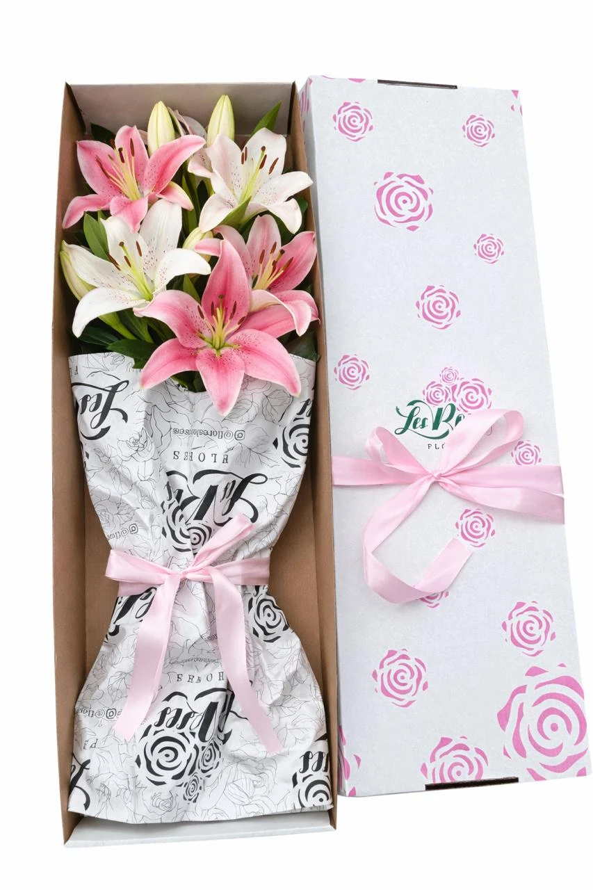 Caja De Lirios Rosados Y Blancos X3 – Les Roses — envío a domicilio en Bogotá. Flores Les Roses.