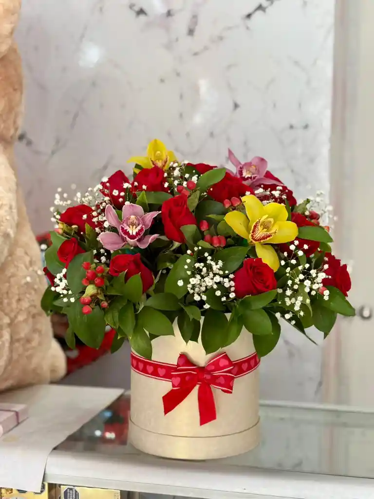 Cilindro De Rosas Con Orquideas