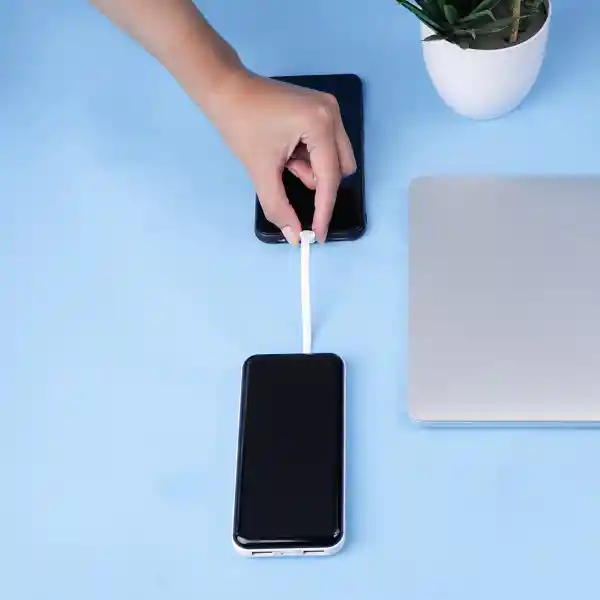 Bateria de Respaldo 10000mah Con 4 Cables Blanco Serie Miniso