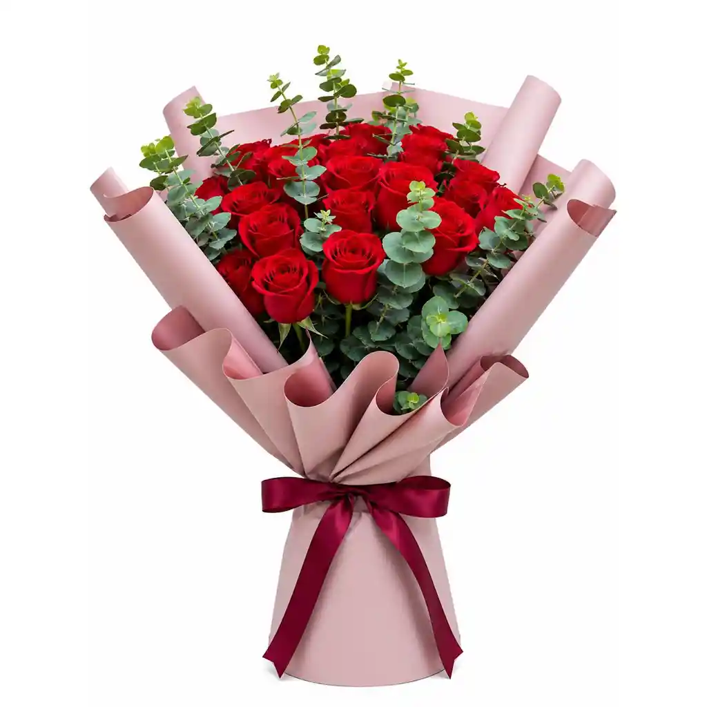 Ramo De Rosas Rojas Con Eucalipto En Papel Rosa Palo