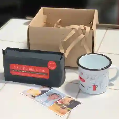 Cajita regalo con café y mug peltre