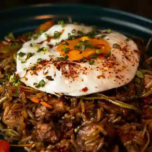 Yakimeshi de cerdo