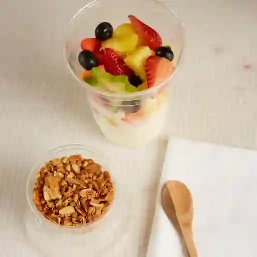 Parfait de yogurt con fruta y granola
