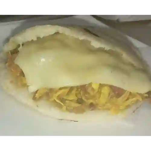 Arepa con Pollo, Carne y Queso