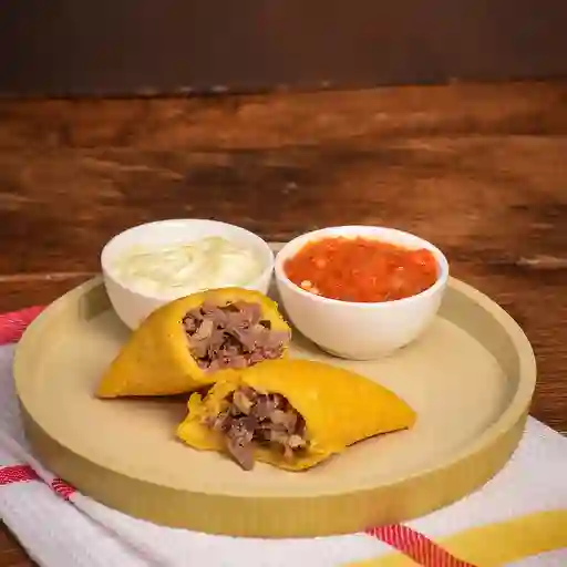 Empanada con carne desmechada