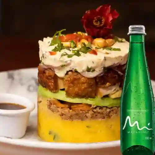 Combo Causa de Chicharron + Manantial con Gas 300ML