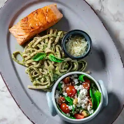 Pasta Almendra Pesto con Salmón