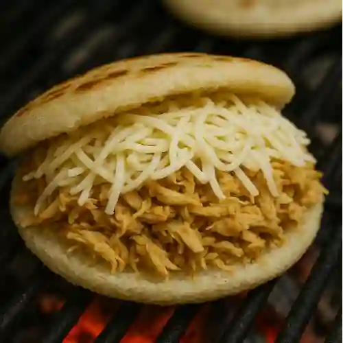 Arepa Paisa con Pollo y Queso