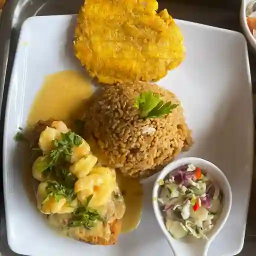 Pescado en Salsa con Camarón