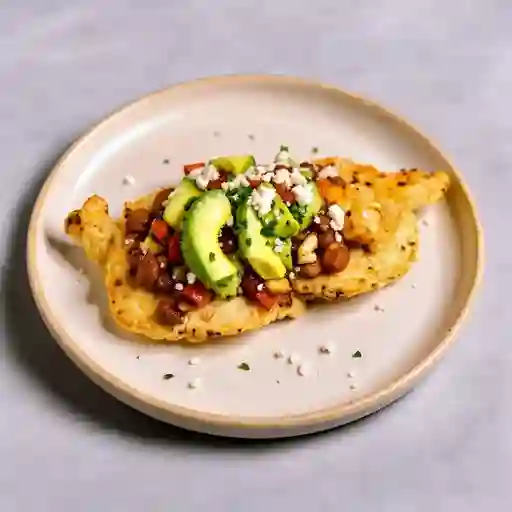 Patacón con hogao y guacamole