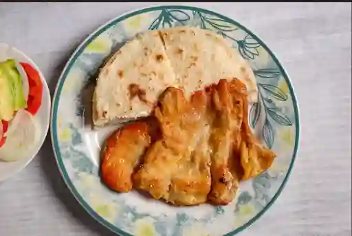 Pechuga a la Plancha con Arepa y Ensalada