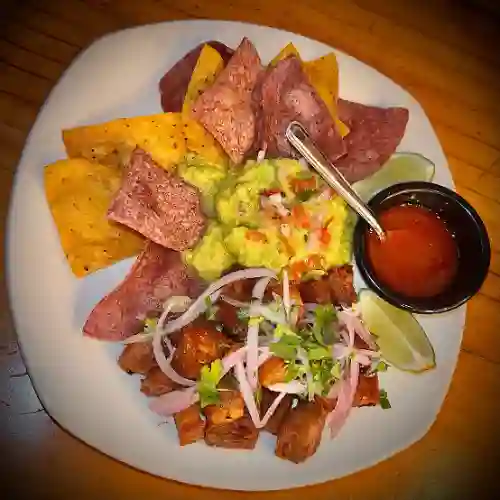 Totopos con Chicharron