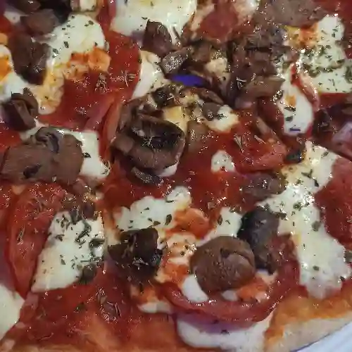 Pizza Pepperoni y Champiñón