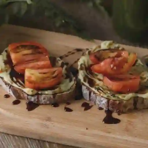 Tostada con Pesto y Mozarella