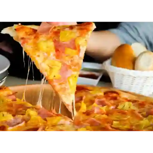 1 Salchipapa Sencilla Grande y Dos Pizza
