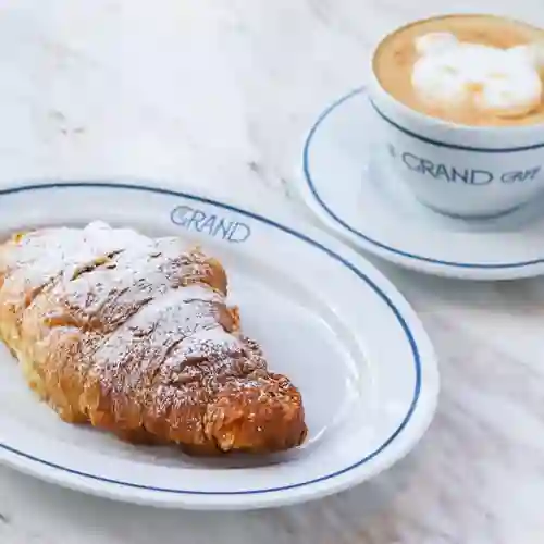 Croissant Almendras y Capuccino