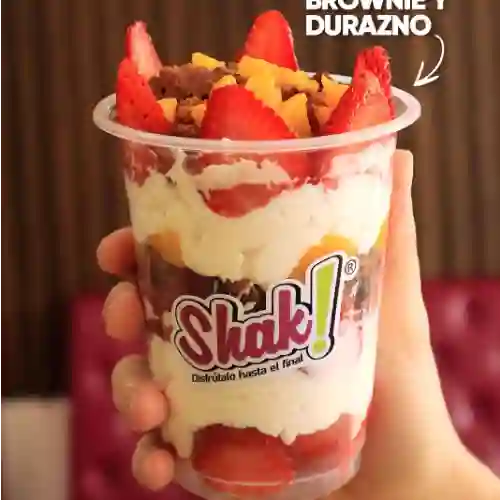 Fresas con Crema Brownie y Durazno