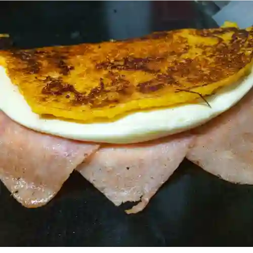 Cachapa con Jamon y Queso de Mano