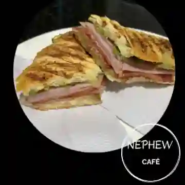Peperonni Jamon Queso y Tocineta
