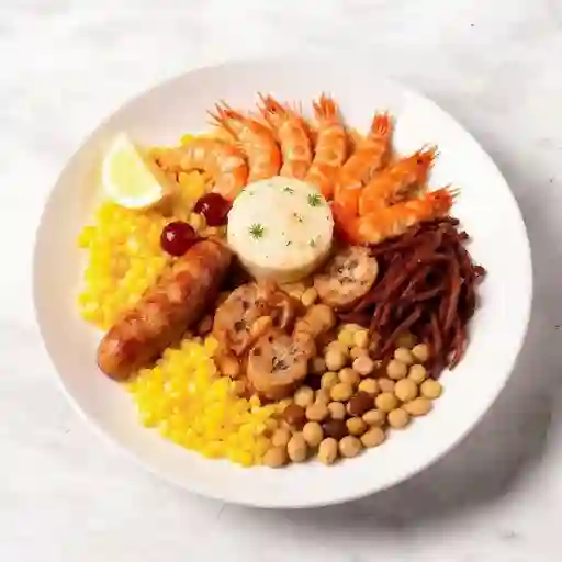 Pernil De Cerdo, Costilla Ahumada, Camarón, Chicharrón, Tocineta, Chorizo, Piña, Maicitos, Champiñones, Raices, Plátano Maduro Familiar (5P)