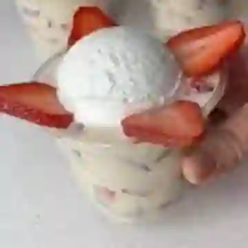 Fresas con Crema + Bola de Helado