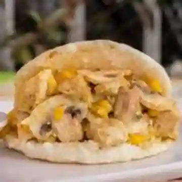 Arepa Rellena con Butifarra