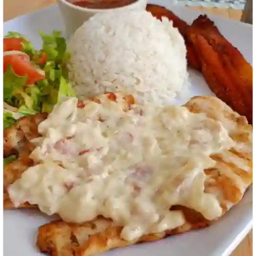 Pechuga en Salsa de Tocineta