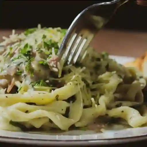Pasta carbonara y bebida