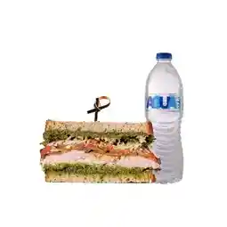 Más Agua + Sándwich de Pollo Italiano