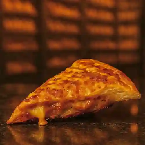 Pizza Hojaldrada Pollo en Salsa Bechamel y Jamón (8 Porciones)