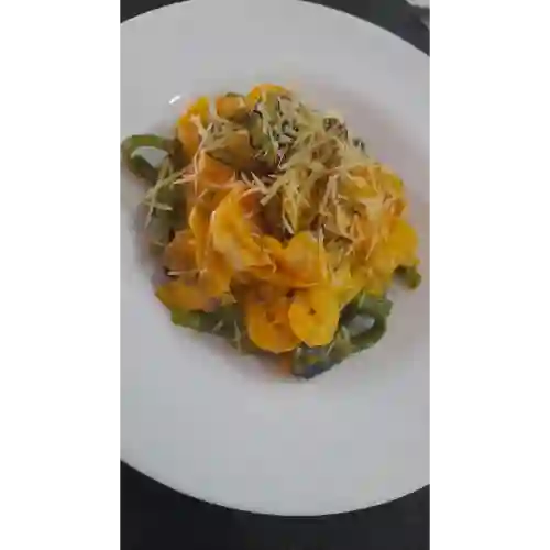 Fetuccini Al Pesto con Mariscos en Salsa