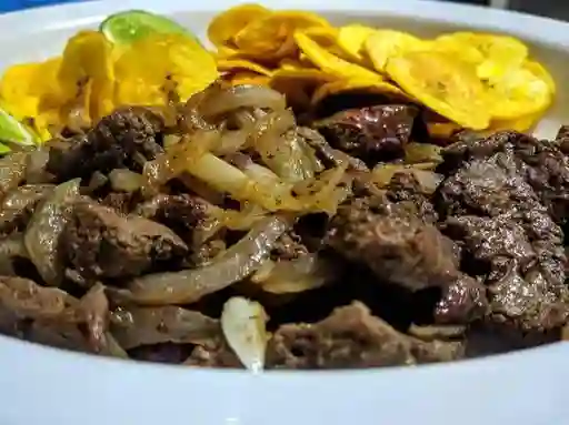 Hígado Encebollado con Arepa