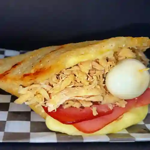 Arepa con Queso, Jamón y Pollo