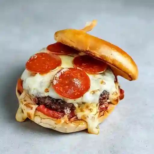 Pizza burger con papas y coke.