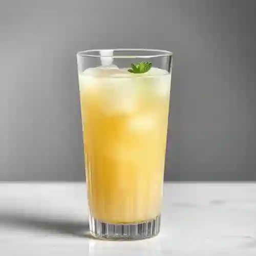 Batido de piña, jengibre y hierbabuena