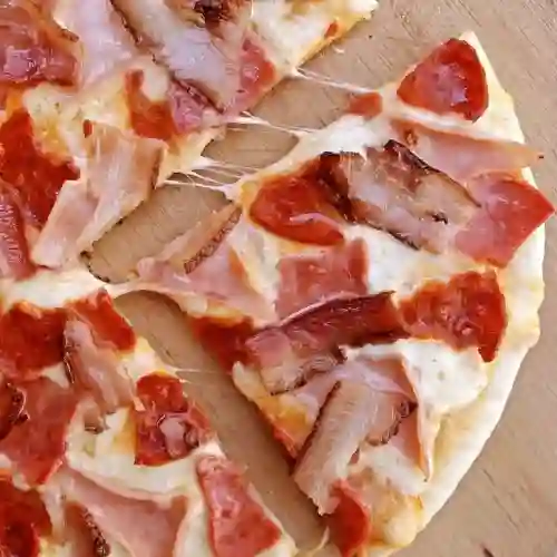 Pizza Cuatro Carnes Familiar