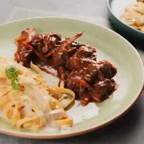 Estofado de Res con Fettuccine Alfredo