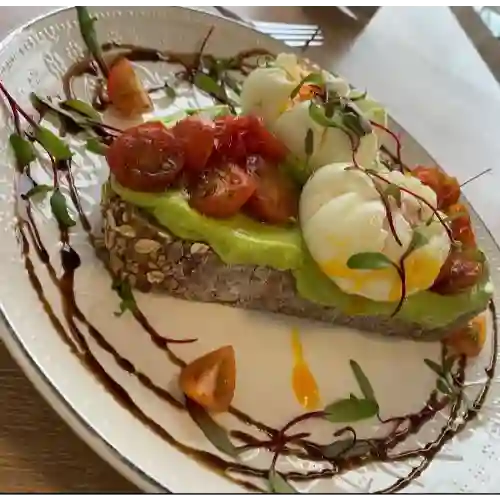 Tostada de Aguacate y Cherries