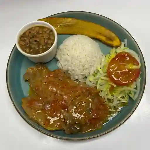 Ejecutivo con lengua en salsa criolla