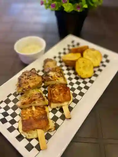 Pincho de pollo con queso asado