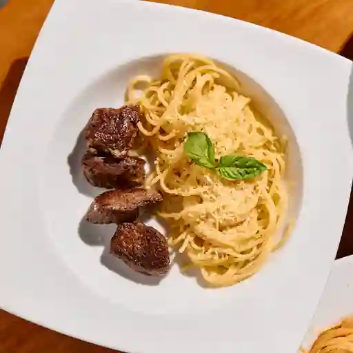 Trocitos de lomo de res con pasta