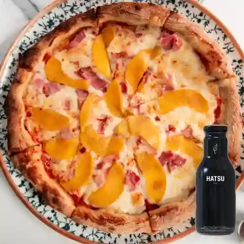 Combo Pizza Tocineta y Duraznos + Hatsu Negro 400 ml